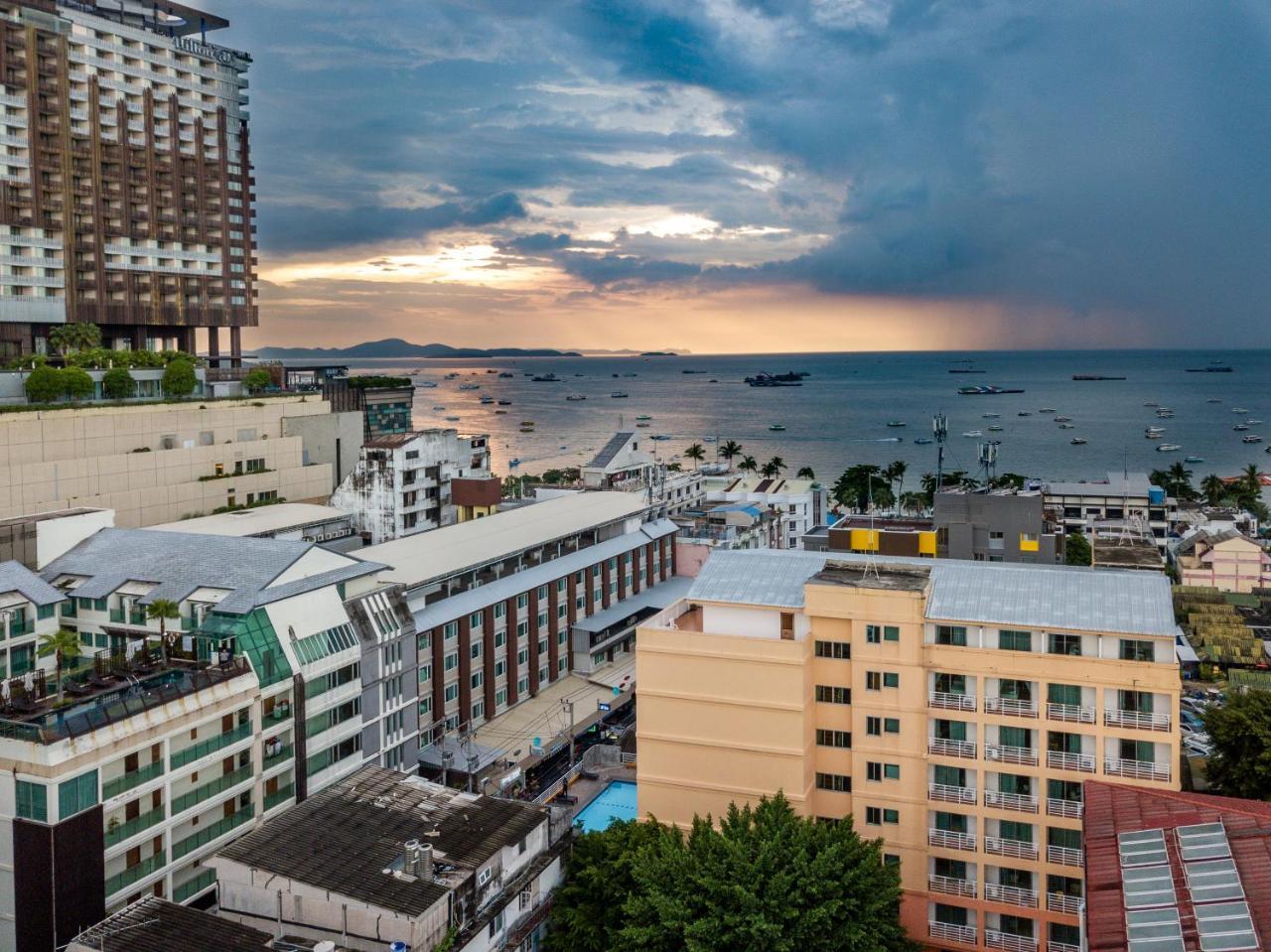 Eastiny Plaza Hotel Pattaya Exterior photo
